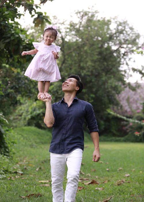 Con gái Quốc Nghiệp cũng yêu thích tập luyện xiếc.