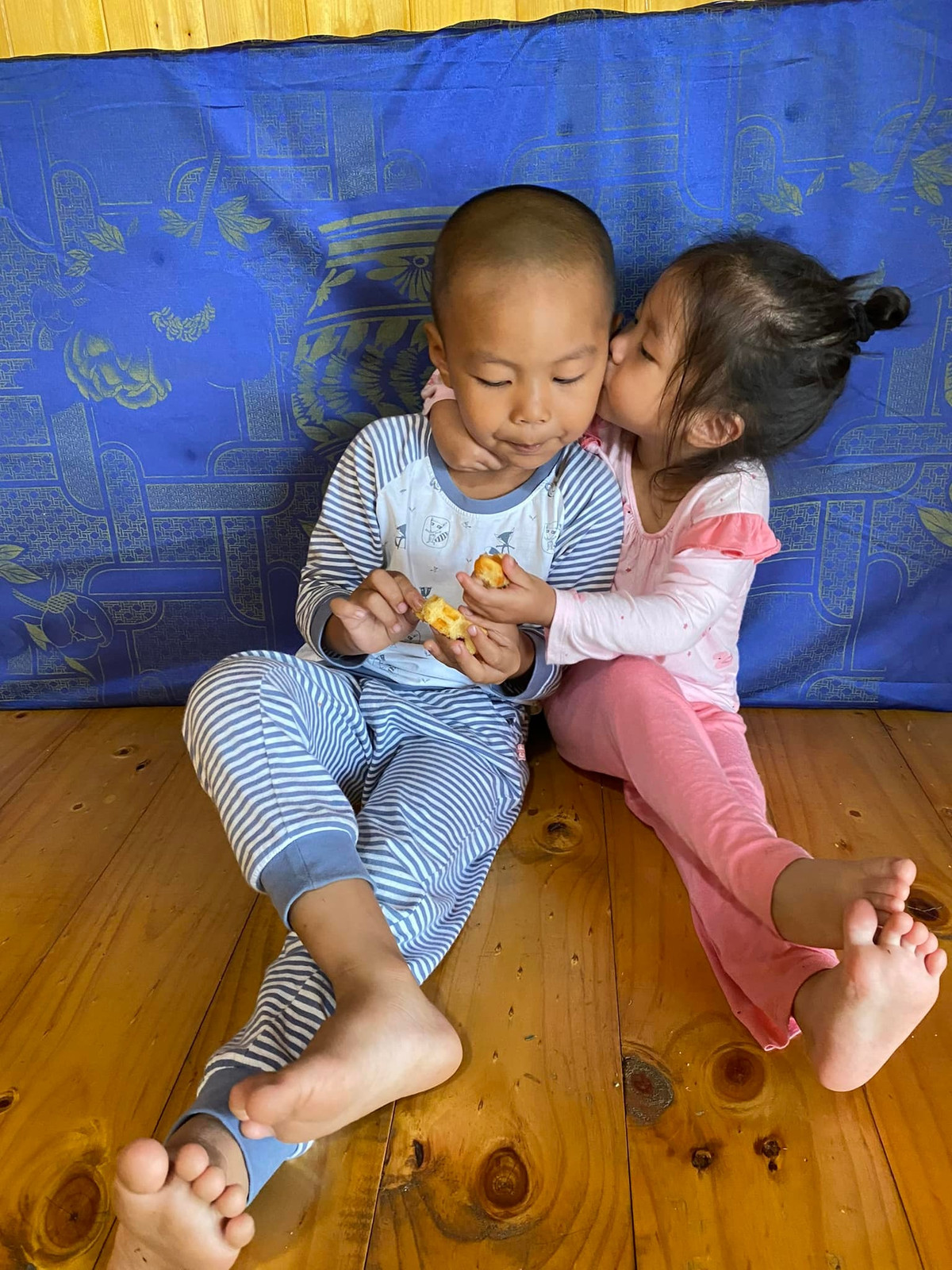 Hai nhóc tì nhà Quốc Nghiệp rất yêu thương nhau.