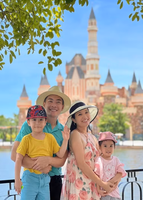 Anh em hoàng tử xiếc Quốc Cơ - Quốc Nghiệp đã lập gia đình. Quốc Cơ kết hôn với MC Hồng Phượng.