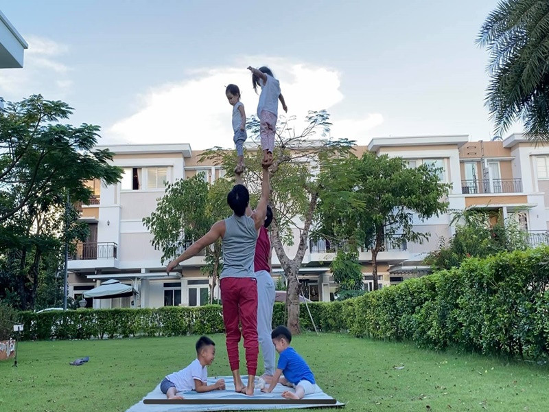 Anh em hoàng tử xiếc Quốc Cơ - Quốc Nghiệp tập luyện cùng các con.