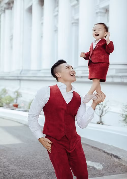 Khi con gái còn nhỏ, Quốc Cơ đã nâng con gái lên và giữ thăng bằng chỉ với 1 tay. “Động tác trông có vẻ mạo hiểm nhưng tôi đã chuẩn bị, tính toán kỹ lưỡng để giữ an toàn cho con”, anh chia sẻ trên Dân Việt.