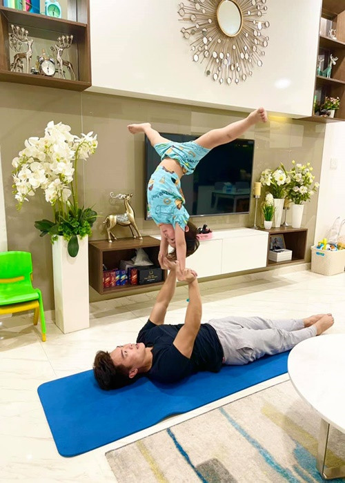 Con trai Quốc Cơ bắt đầu làm xiếc từ rất sớm. MC Hồng Phượng khuyến cáo, các động tác vợ chồng cô hướng dẫn cho con được thực hiện bởi người có chuyên môn và đã được nghiên cứu kỹ để đảm bảo an toàn cho bé, khán giả không nên tự bắt chước tập ở nhà.
