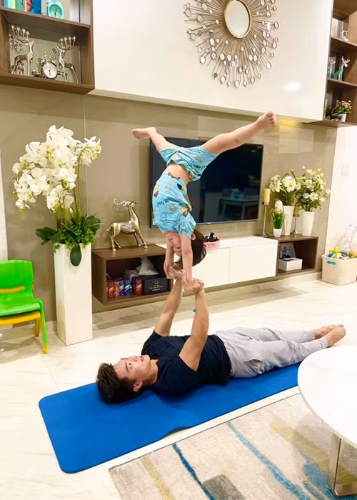 Con trai Quốc Cơ bắt đầu làm xiếc từ rất sớm. MC Hồng Phượng khuyến cáo, các động tác vợ chồng cô hướng dẫn cho con được thực hiện bởi người có chuyên môn và đã được nghiên cứu kỹ để đảm bảo an toàn cho bé, khán giả không nên tự bắt chước tập ở nhà.