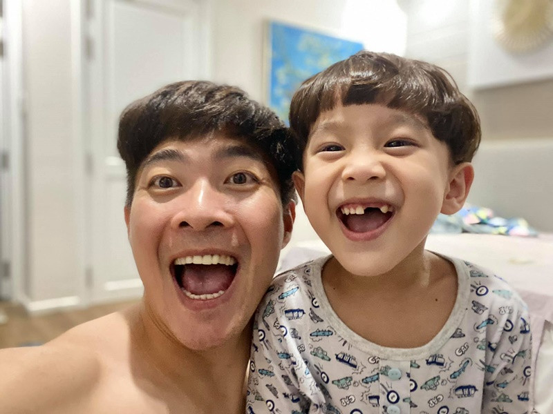 Vợ chồng Quốc Cơ có hai người con: Vĩ Lâm (sinh năm 2016) và Khả Vy (sinh năm 2020).