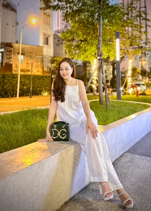 Quý bà sinh năm 1980 có gu thời trang sành điệu.