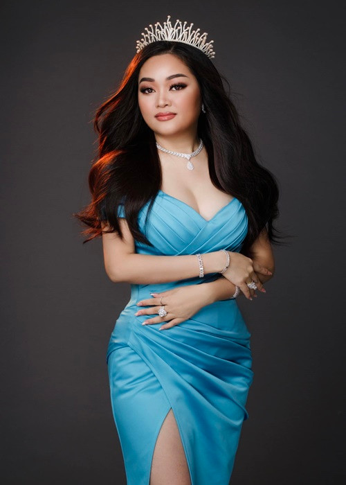 Á hậu 1 Hoa hậu Quý bà Hoàn vũ 2022 ăn mặc lộng lẫy, gợi cảm khi tham gia sự kiện.