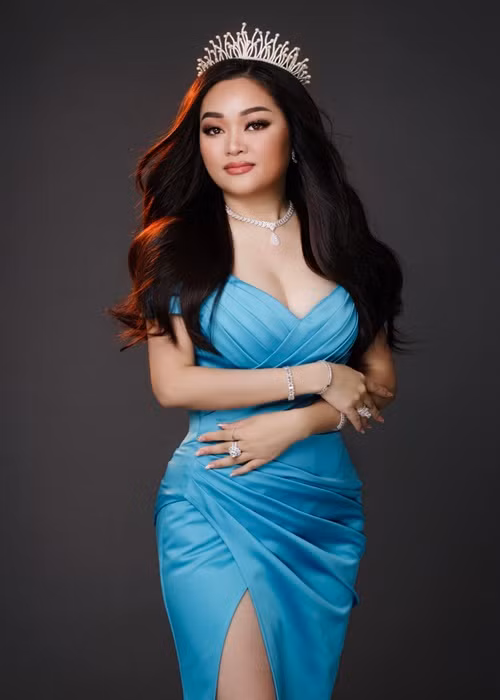 Á hậu 1 Hoa hậu Quý bà Hoàn vũ 2022 ăn mặc lộng lẫy, gợi cảm khi tham gia sự kiện.
