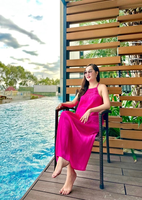 Ở đời thường, Hoàng Thanh Nga lựa chọn trang phục trẻ trung, nữ tính.