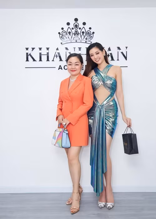 Quý bà 8x khoe vẻ gợi cảm bên Hoa hậu Khánh Vân.