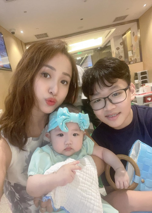 Vân Hugo hạnh phúc vì con trai của cô yêu thương em gái.