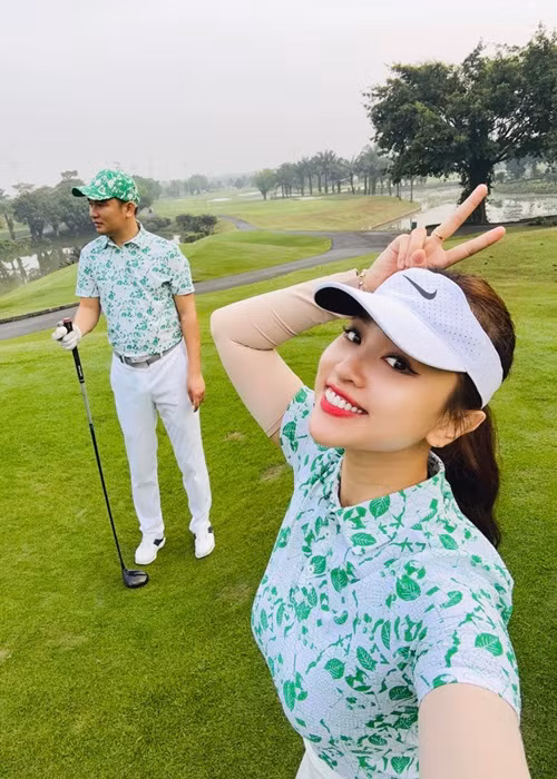 Nữ MC được chồng tháp tùng khi tham gia sự kiện, gặp gỡ bạn bè. Khi rảnh rỗi, Vân Hugo và người bạn đời cùng nhau đi đánh golf, du lịch. Theo nữ MC, trung bình mỗi tháng 2 vợ chồng lại khám phá những địa điểm mới.