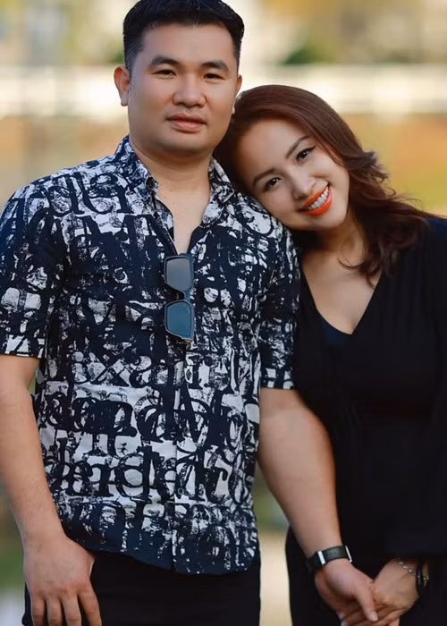 Sau 1 lần đò, có một cậu con trai, Vân Hugo tái hôn với doanh nhân Đặng Hùng Cường. Cả hai gặp nhau khi nữ MC vào Nam công tác.