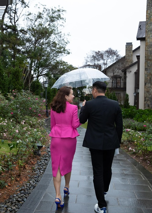 Vân Hugo và ông xã dính như sam.