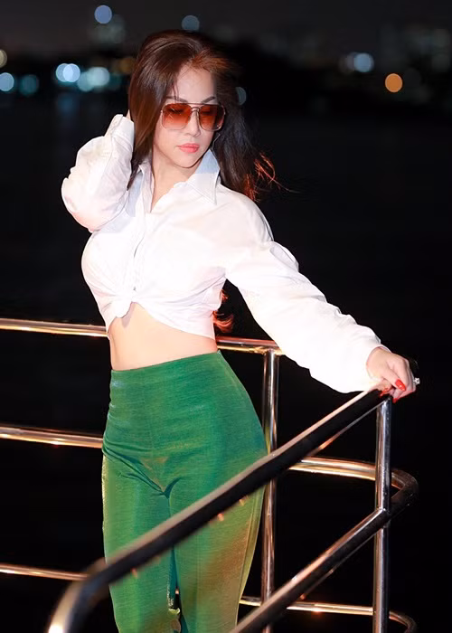 Minh Tuyết và nửa kia vẫn còn là vợ chồng “son” vì chưa bận rộn chuyện con cái.