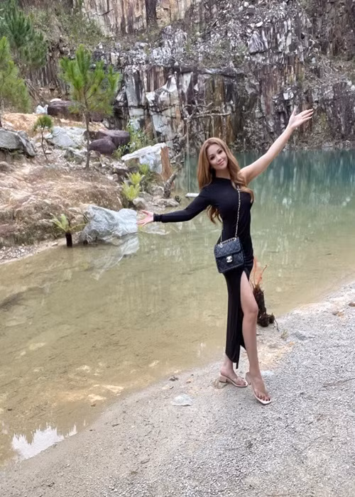 Nữ ca sĩ từng chia sẻ, cô ăn mặc gợi cảm vì chồng không bao giờ ghen.