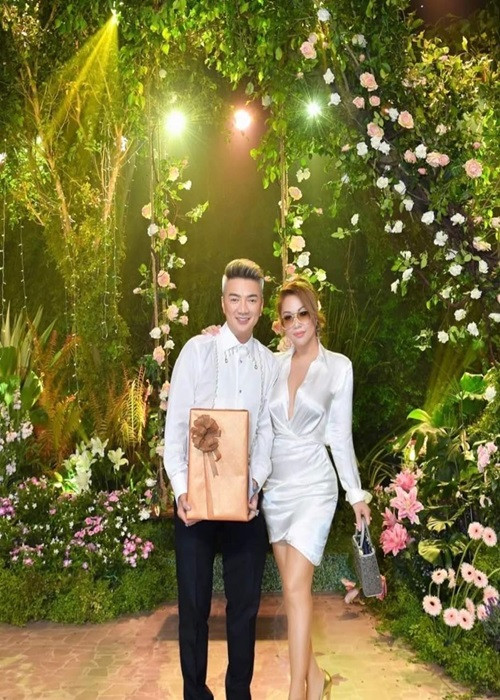 Nữ ca sĩ hải ngoại khéo chọn trang phục gợi cảm vừa đủ để tránh gây phản cảm.