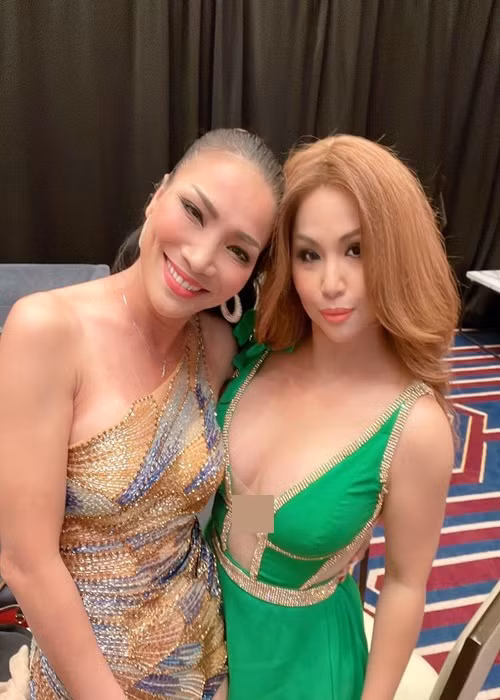 Vietnamnet dẫn lời Minh Tuyết: "Nhiều ca sĩ trẻ ở Việt Nam mặc lên sân khấu còn sexy hơn tôi, Tóc Tiên chẳng hạn. Nhiều ca sĩ mặc y chang chiếc áo của tôi mà không bị gán mác ca sĩ sexy. Nhiều lần tôi tự hỏi sao lại thế, rồi tự nhủ có khi do 3 vòng của mình lố quá nên bị gán mác vậy. Tôi không muốn mang danh ca sĩ sexy chút nào nhưng đành vậy".