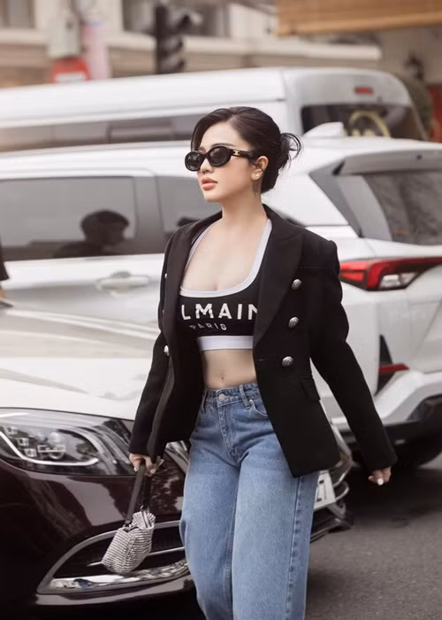 “Lúc 7 tuổi, tôi đã lên TP.HCM phụ dì Út bán cơm để có tiền gửi về quê. Hồi đó, nhà tôi nghèo lắm, mẹ lại mất sớm, một mình ba chạy xe ôm lo cho 4 đứa con. Sau khi đã quen nghề, tôi tách ra bán riêng và được nhiều khách hàng ủng hộ", cô chia sẻ trên Dân Việt.