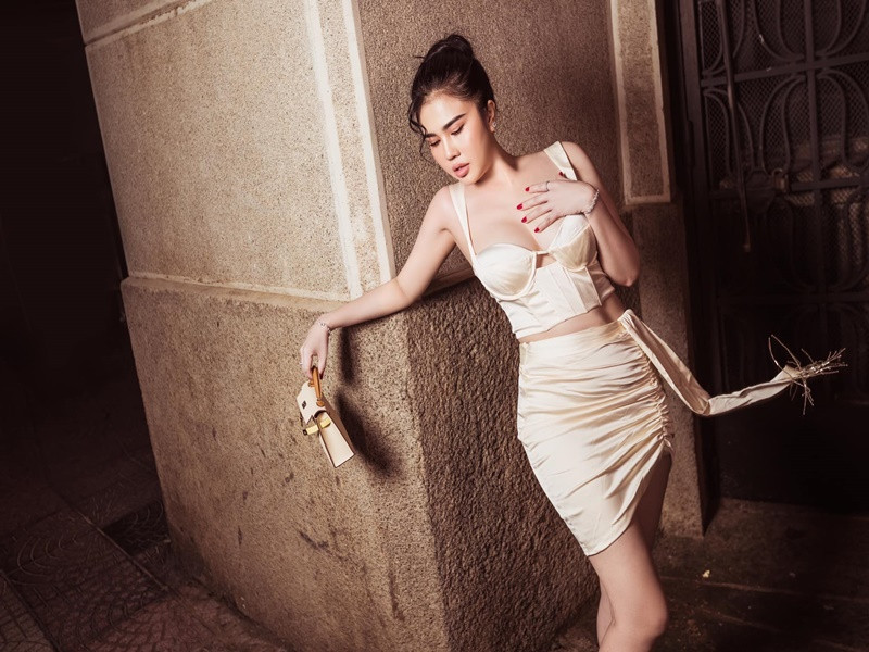 Chị gái Ngọc Trinh ăn mặc gợi cảm hơn sau khi gắn bó với Tiêu Quang.