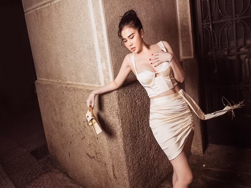 Chị gái Ngọc Trinh ăn mặc gợi cảm hơn sau khi gắn bó với Tiêu Quang.