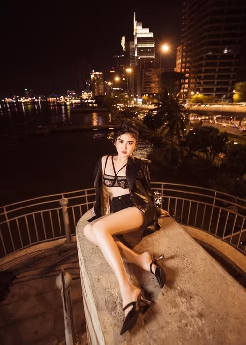 Bà mẹ ba con tự tin khoe vóc dáng thon gọn.