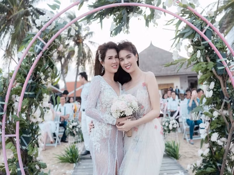 Chị gái Ngọc Trinh ngày càng mặc táo bạo Chi gai Ngoc Trinh ngay cang mac tao bao