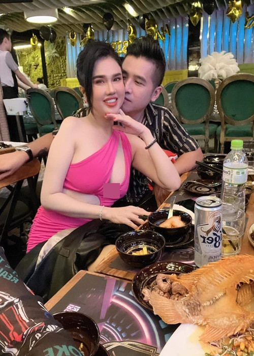 "Mỗi ngày với hai đứa đều như đang là ngày Valentine", chị gái Ngọc Trinh cho biết.