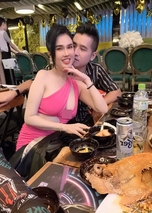 "Mỗi ngày với hai đứa đều như đang là ngày Valentine", chị gái Ngọc Trinh cho biết.