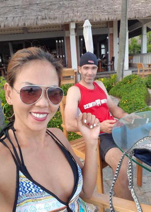 Sau 1 lần đò, có một cô con gái, Thúy Uyên tái hôn với một người đàn ông quốc tịch Mỹ kém cô đến 13 tuổi.