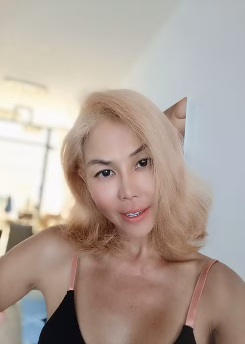 Nữ ca sĩ gây chú ý khi nhuộm tóc màu sáng.