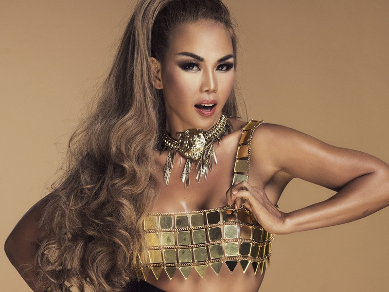 Diễn viên, ca sĩ Thúy Uyên sinh năm 1970. Cô là thành viên nhóm nhạc Techno (thành lập năm 1998).