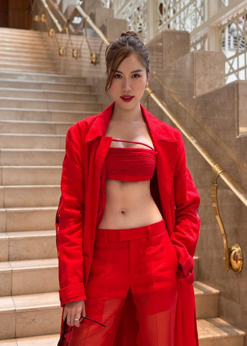 “Nay Huyền dậy từ 5h sáng tranh thủ gặp gia đình 15 phút là cuốn gói đi thi chung kết Miss Charm. Cảm ơn ba mẹ đã để con được sống trong thanh xuân rực rỡ. Con đã sẵn sàng”, nữ MC viết trên trang cá nhân. Ảnh: FBNV