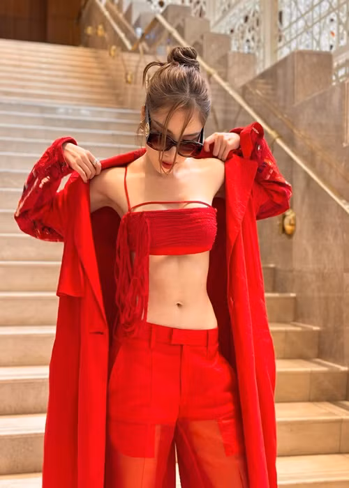 Trong cuộc phỏng vấn với Vietnamnet trước thềm chung kết, Thanh Thanh Huyền cho biết, việc góp mặt trong các bảng xếp hạng, dự đoán giúp cô có động lực để cố gắng hơn mỗi ngày. Tuy nhiên, đó chỉ là dự đoán nên nữ MC không thể nào lơ là thi đấu, dù được xếp vị trí cao hay thấp. Ảnh: FBNV