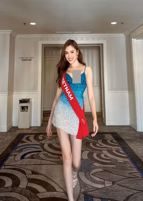 Về bất lợi hay khó khăn khi thi đấu, Thanh Huyền khẳng định, đối với cô, hầu như không có. "Tôi chỉ gặp một chút khó khăn trong quá trình chuẩn bị trang phục vì cuộc thi diễn ra sau Tết, nên ê-kíp chuẩn bị trang phục cho tôi phải nỗ lực, chuẩn bị quần áo nhanh nhất có thể", nữ MC tiết lộ. Ảnh: FBNV