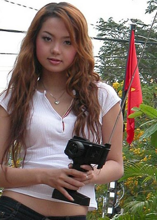 Giai đoạn khó khăn nhất là khi mẹ Minh Hằng bị bạn làm ăn lừa hết tiền. Sau đó mẹ Minh Hằng đi vay mượn, gom góp khắp nơi để mở một tiệm cơm nhỏ. Những lúc quán đông khách, Minh Hằng vừa dọn dẹp bàn, bưng bê phục vụ, tính tiền, rửa bát. Ảnh: Khám phá