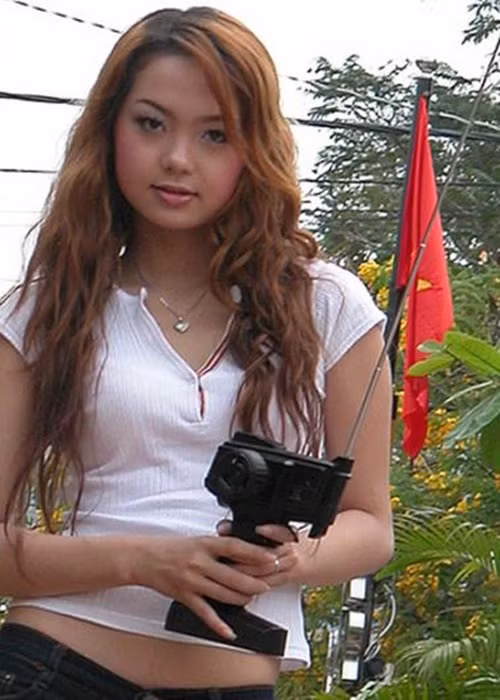 Giai đoạn khó khăn nhất là khi mẹ Minh Hằng bị bạn làm ăn lừa hết tiền. Sau đó mẹ Minh Hằng đi vay mượn, gom góp khắp nơi để mở một tiệm cơm nhỏ. Những lúc quán đông khách, Minh Hằng vừa dọn dẹp bàn, bưng bê phục vụ, tính tiền, rửa bát. Ảnh: Khám phá