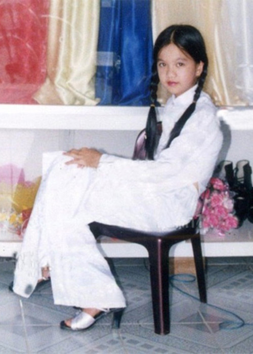 10 tuổi, Ngọc Trinh phải phụ dì bưng bê canh bún cho khách, chắt chiu từng đồng. Đến Trung Thu, cô cũng tranh thủ mua đèn cầy, bán kiếm lời để có tiền mua sách vở, đồ dùng học tập. Ảnh: FBNV