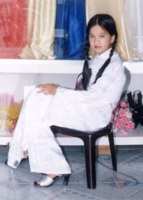 10 tuổi, Ngọc Trinh phải phụ dì bưng bê canh bún cho khách, chắt chiu từng đồng. Đến Trung Thu, cô cũng tranh thủ mua đèn cầy, bán kiếm lời để có tiền mua sách vở, đồ dùng học tập. Ảnh: FBNV