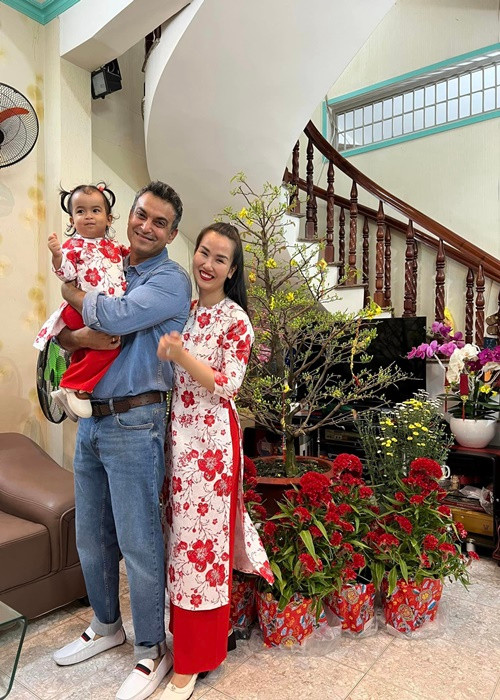 Vợ chồng nữ ca sĩ hạnh phúc bên nhau dịp Tết Nguyên đán 2023 ở Việt Nam.