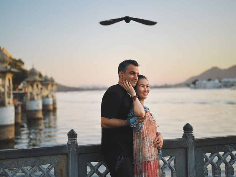 Doanh nhân Vikas hết lòng ủng hộ công việc của Võ Hạ Trâm. Anh từng đóng MV ca nhạc của bà xã.