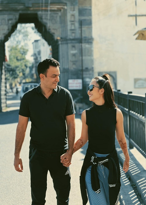 Nữ ca sĩ và ông xã người Ấn Độ nắm tay nhau tình tứ dạo phố.