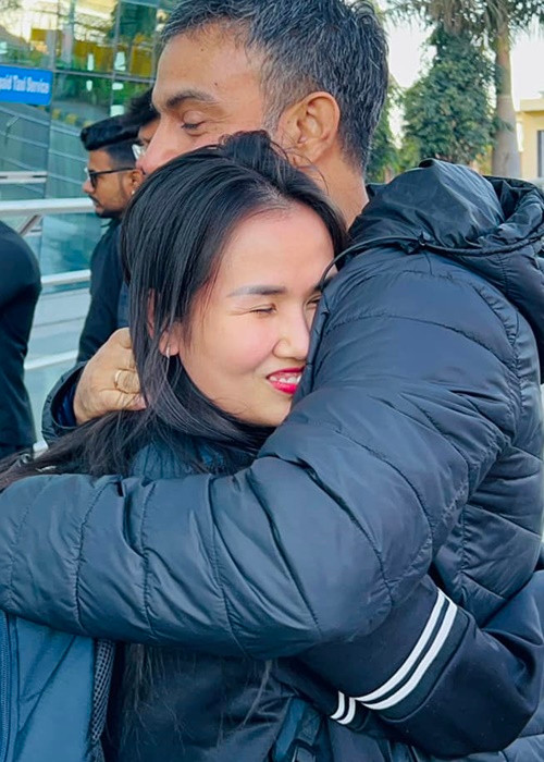 "Thường ngày bạn nhà bận bịu công việc lắm nhưng đến khi vợ cần là sốt sắng giúp đỡ. Mình biết ơn lắm những gì bạn nhà làm cho mình vì bên cạnh cuộc sống hạnh phúc còn có cả sự ủng hộ và giúp mình hiện thực hóa ước mơ trên con đường nghệ thuật. Cảm ơn lắm, mình ơi!", nữ ca sĩ chia sẻ.