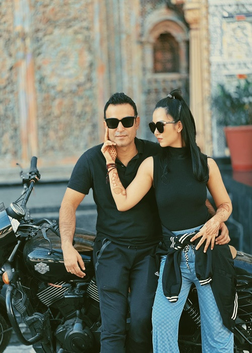 Sau khi đoàn tụ, vợ chồng Võ Hạ Trâm chia sẻ loạt ảnh ngọt ngào bên nhau.