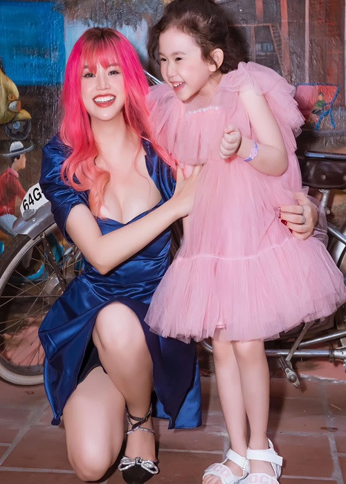 Bé Hoài Đan - con gái của Bảo Trân mới đây bị nhiều người nhầm lẫn là con riêng của Bằng Cường. Theo Bằng Cường, anh và Bảo Anh là cha mẹ đỡ đầu, có mối quan hệ thân thiết và thường được bé gọi là “ba Cường, mẹ Na”. Ảnh: FBNV