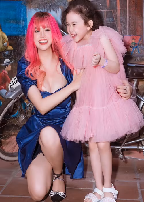 Bé Hoài Đan - con gái của Bảo Trân mới đây bị nhiều người nhầm lẫn là con riêng của Bằng Cường. Theo Bằng Cường, anh và Bảo Anh là cha mẹ đỡ đầu, có mối quan hệ thân thiết và thường được bé gọi là “ba Cường, mẹ Na”. Ảnh: FBNV