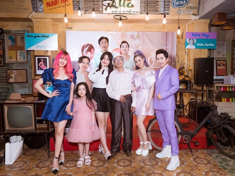 Bảo Trân gửi lời xin lỗi tới vợ chồng chị gái song sinh. Nữ ca sĩ cho biết, cô nhận được sự giúp đỡ của chị gái Bảo Anh và ca sĩ Bằng Cường trong việc nuôi dạy con gái. Ảnh: FBNV