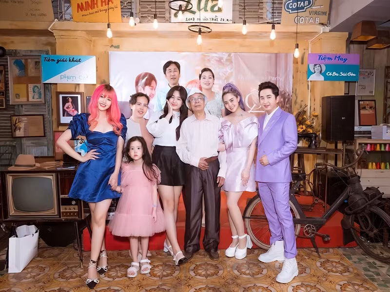 Bảo Trân gửi lời xin lỗi tới vợ chồng chị gái song sinh. Nữ ca sĩ cho biết, cô nhận được sự giúp đỡ của chị gái Bảo Anh và ca sĩ Bằng Cường trong việc nuôi dạy con gái. Ảnh: FBNV