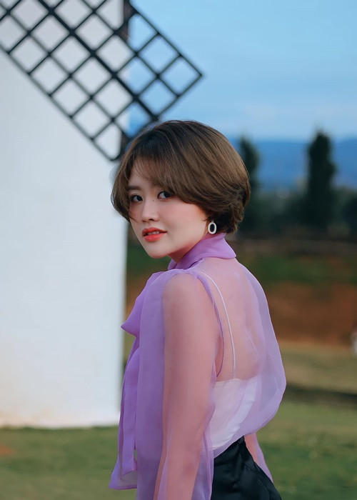 Sau lùm xùm, Bảo Trân âm thầm hoạt động nghệ thuật. Ảnh: FBNV