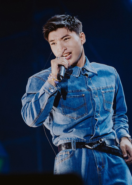 HIEUTHUHAI tên thật là Trần Minh Hiếu. Giải thích về nghệ danh, nam rapper sinh năm 1999 chia sẻ trên Zing: "Trong lớp có 2 Hiếu, tôi là Hiếu học kém, bạn còn lại là Hiếu học giỏi, tôi tự ái nên em đặt cái tên Hiếu Thứ Hai". Ảnh: FBNV