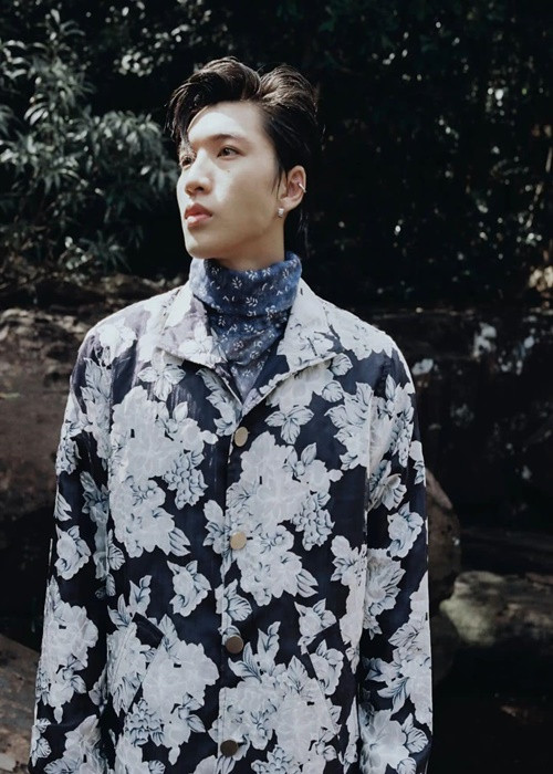 Nam rapper sinh năm 1999 sở hữu vẻ ngoài điển trai hút hồn fan nữ. Ảnh: FBNV